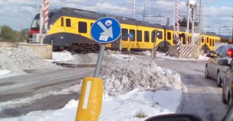 Treno a passaggio a livello aperto a Bitonto