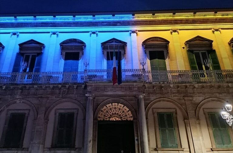 Palazzo Gentile illuminato con i colori della bandiera ucraina
