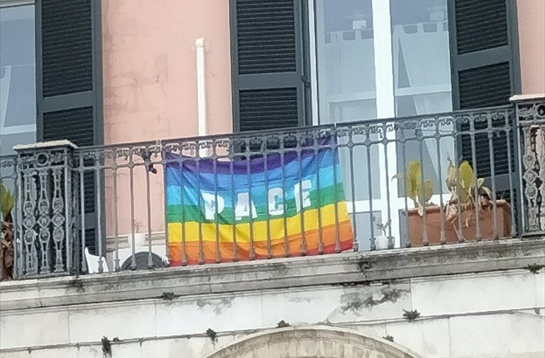 Bandiera della pace esposta al balcone della Casa della Vita "Anthropos"
