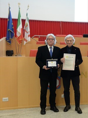 Nicola Lavacca premiato da Lino Patruno