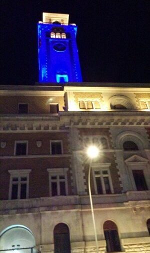 Torre della Città metropolitana illuminata di blu