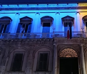 Palazzo Gentile illuminato di blu e giallo