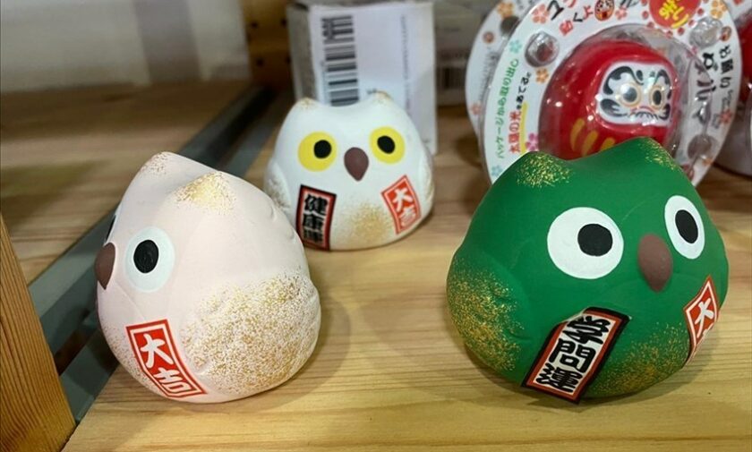 Bambole maneki neko e ceramica giapponese