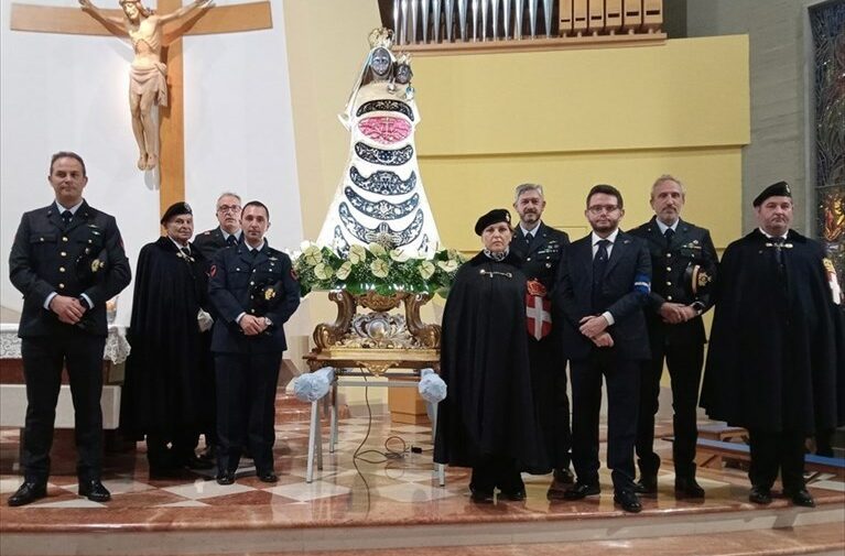 Le Guardie d’Onore alle Reali Tombe del Pantheon scortano la statua della Madonna di Loreto