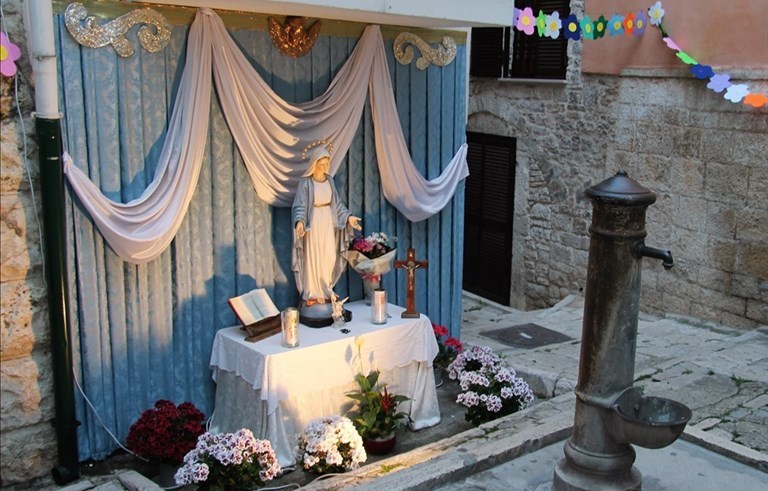 L'altare della signora Mimma Napoletano in via Sant'Andrea.