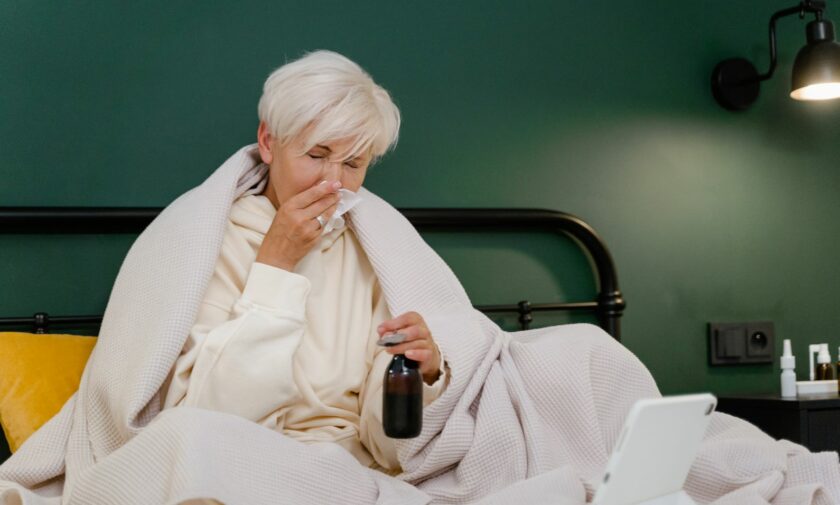 Anziani con l'influenza (foto Pexels di Tima Miroshnichenko)