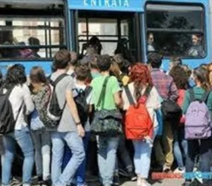 Folla di studenti pendolari davanti ai pullman